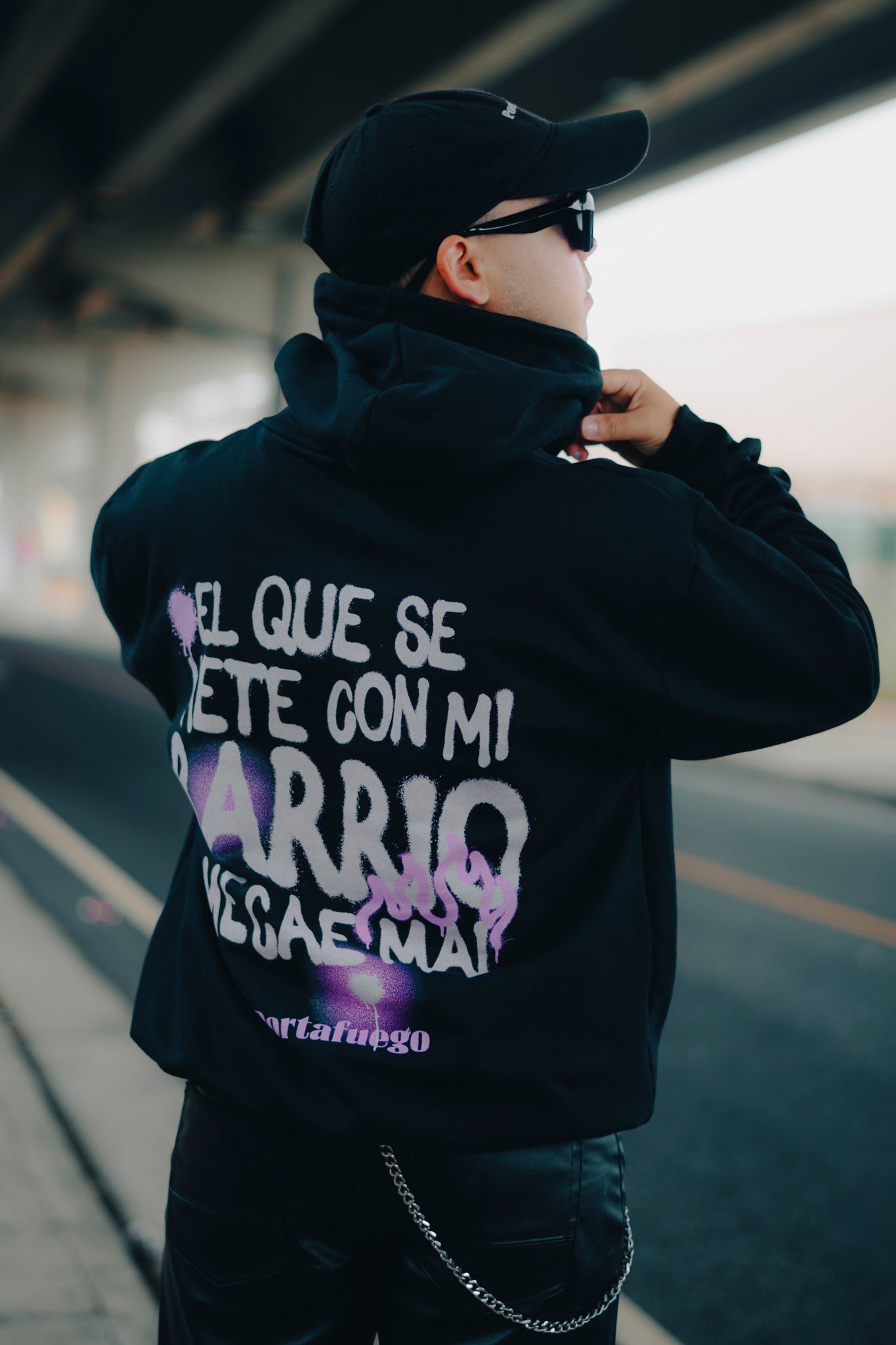 EL QUE SE METE CON MI BARRIO TEE